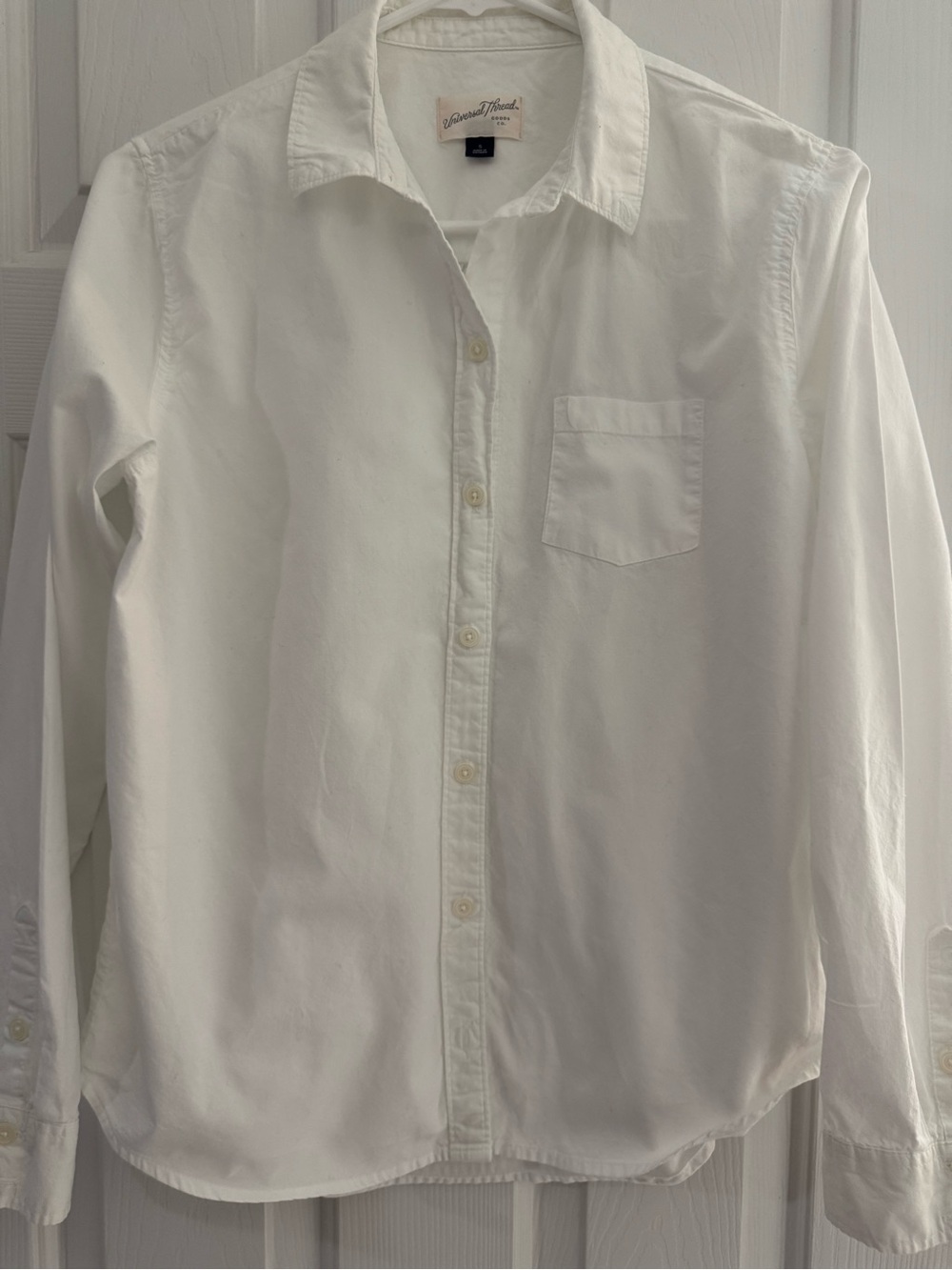 Universal Thread women’s White Long-Sleeve Button-Down Shirt